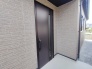 この扉を開けると、新築の木の匂いが待ってます。
