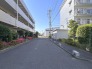 前面道路は歩道も整備され、小さなお子様にも安心です。

