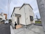落ち着いた色調の壁面が美しい、街並みに調和する穏やかな佇まいの住まい。
