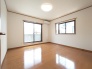 住宅街の２階南向きのお部屋、日当たりはご覧のとおり良好です。
