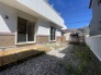 澄み渡る青空のもと、落ち着いた外観と屋外空間が調和する住まい。日々の暮らしに静かな安らぎをもたらし、住むほどに愛着の深まる穏やかな景観が広がっています
