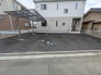 日々の暮らしにゆとりをもたらす、整えられた敷地と落ち着いた佇まいの住まいです。