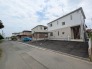 閑静な住宅街に佇む、ゆとりある敷地と機能的な外観が日々の暮らしを穏やかに整えてくれます。