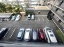 敷地内にゆとりある平面駐車場を備えており、お出かけの際もスムーズに移動できる利便性の高い環境が整っています。日々の生活の拠点を支える、実用的で落ち着いた住まいの一角です
