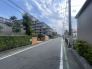 落ち着いた佇まいのマンションが立ち並び、空が広く感じられる穏やかな街並みです。日々の暮らしに静けさと心地よい開放感をもたらす、住環境として調和の取れた風景が広がっています
 20m