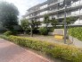 住まいの中心に広がる緑豊かな中庭は、季節の移ろいを感じさせ、日々の暮らしに穏やかな安らぎと落ち着いた時間をもたらしてくれます
