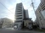 都市の風景に静かに溶け込む、洗練されたフォルムの佇まい。落ち着いた色合いの外観は周囲の環境と心地よく調和し、日々の生活を穏やかに包み込んでくれるような、安定感のある住まいです
