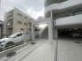 街並みに溶け込む整った佇まいが、日々の暮らしに静かな安らぎをもたらす、落ち着きのあるエントランスまわりです
