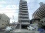 曲線を描くバルコニーが個性的な佇まいを演出する、街並みに調和した落ち着きのある外観デザインです
