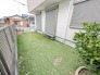 日々の暮らしにささやかな潤いをもたらす、程よい距離感で整えられたプライベートな外空間。