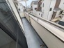 周囲と適度な距離を保ちつつ、落ち着いた空気が流れる開放的な屋外スペースです。