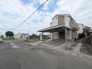 閑静な住宅街の一角にあり、日々の暮らしにゆとりを感じさせる落ち着いた佇まいの住まいです。