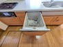 日々の家事を支える機能的な設備が整い、穏やかで使い勝手の良い水回りの空間が広がっています。