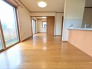 木目の温もりを感じる住まいに、風通しの良いゆとりある空間が広がっています。