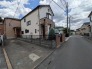 レンガ調のアクセントが愛らしい、落ち着いた佇まいの住まいが日々の暮らしを穏やかに彩ります。