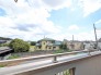 視界を遮るもののない開放的な風景が広がり、日々の暮らしに心地よいゆとりと安らぎをもたらしてくれます。