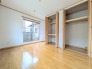 すっきりとした質感と柔らかな色調が調和し、日々の暮らしに心地よい静けさをもたらしてくれる穏やかな住空間です。