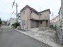 穏やかな街並みに馴染む落ち着いた佇まいで、暮らしの拠点としての安心感を与えてくれます。