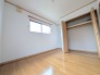 木の温もりと白を基調とした空間が調和し、日々の暮らしに心地よいゆとりを生み出します。