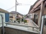 周囲の落ち着いた街並みを一望でき、日々の暮らしに穏やかな静けさを添えてくれる見晴らしの良い景色です。