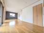 落ち着いた色調のアクセントクロスが空間を引き締め、日々の暮らしに安らぎをもたらす心地よい居住空間です。