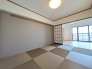 落ち着いた色合いの意匠が心地よい、心安らぐ和やかな空間が広がります。