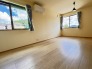 大事な日当たりは、大きな窓から。誰のお部屋にしましょう。
