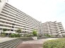 落ち着いた色味と整ったフォルムが街並みに美しく調和しています。
