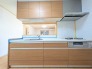 木の温もりと洗練された質感が調和し、住まい全体に穏やかな広がりを感じさせる落ち着いた空間です。