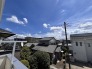 前面の住まいとの距離感があるから、圧迫感を感じません。
