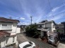 主に二階建てが中心の住宅街。近隣の屋根を高さを見ても、こちらの家と同じくらい。
