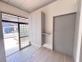自然な明るさが満ちるエントランス。端正な造りが、日々の出入りを心地よいひとときへと変えてくれます。

