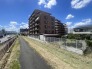 青空が大きく広がる開放的な立地で、周囲の環境と調和した落ち着きのある佇まいが、日々の暮らしに穏やかな心地よさをもたらしてくれます
 30m