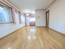 淡い色調のアクセントが愛らしい、温もりのある木目と調和した心地よい空間が広がります。