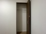 すっきりとした白の壁面に、落ち着いた木目の質感が上品に映える空間です。無駄のないシンプルな造りが、日々の暮らしに静かな調和をもたらし、室内をより広く整然とした印象に見せてくれます
