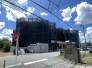 青空の下で丁寧に整えられた外観は、日々の暮らしの舞台として落ち着きと安心感を感じさせます
