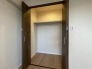 住まいのなかにすっきりと溶け込む、落ち着いた色合いの建具。暮らしの利便性を高めつつ、空間全体の調和を乱さない、機能的で端正な佇まいが心地よいゆとりを生み出します
