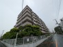 街並みに調和する落ち着いた佇まいと、心地よい開放感を纏う外観デザイン。