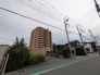 落ち着いた街並みに佇む、安心感のある穏やかな住環境が広がる景色です。