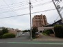 落ち着いた色合いの佇まいが周囲の街並みと穏やかに調和する風景