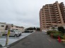 空が広がり見通しのよい敷地内にゆとりある空間が整えられた心地よいロケーション