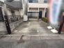 マイカースペースを１台分確保。現地で車幅と共にご確認ください。
