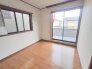 大事な日当たりは、大きな窓から。誰のお部屋にしましょう。
