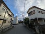 空が広く感じられる、落ち着いた住宅街の穏やかな風景が日々の暮らしを包み込みます。