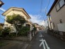 青空が広がる閑静な住宅街の中で、ゆったりとした時間が流れる穏やかな住環境が整っています。
