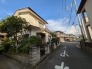 青空のもと、落ち着いた住宅街に溶け込む穏やかな街並みが日々の暮らしを優しく包み込みます。
