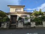 豊かな緑と重厚な石積みに囲まれ、穏やかな時間が流れる落ち着いた佇まいの住まい。