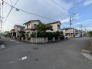 落ち着いた閑静な住宅街に佇む、空の広がりと穏やかな時間が流れる角地の風景です。
