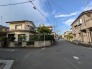 穏やかな街並みが広がる、落ち着いた時間が流れる住環境の風景です。