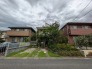 緑豊かな木々に囲まれ、周囲の街並みに穏やかに溶け込む佇まいが魅力的な住まいです。